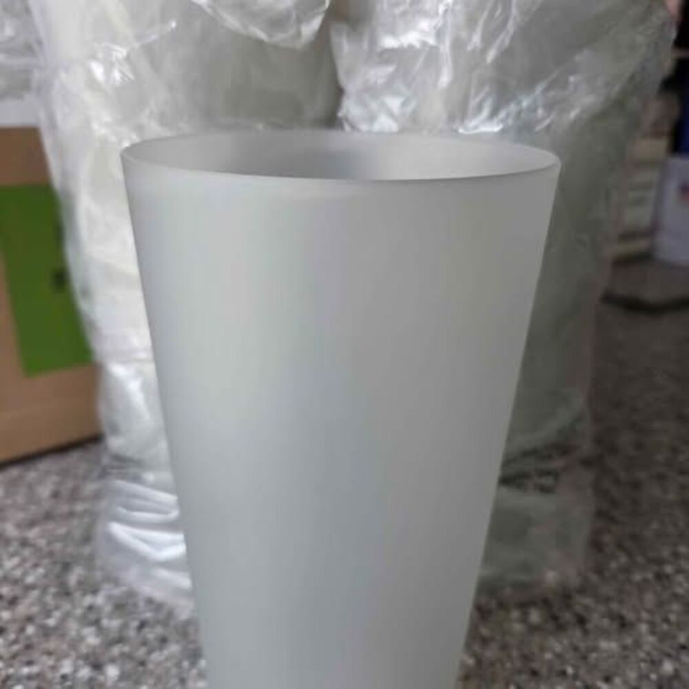 24 New 26oz. Plastic tumbler cups. Light gray color. Selling as bundle $10